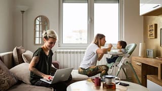 parents with baby at home ekwujYm.width .jpg