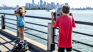 Kids looking at Manhattan Island through payi.width iRwdTm.jpg