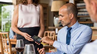 Man swiping credit card at restaurant JoiRpPu.width .jpg