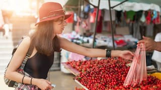 Young woman shopping farmers market jAjLon.width .jpg