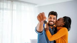 couple celebrating new home keys ouuwHs.width .jpg
