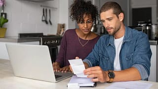 Couple paying bills PVzpCfk.width .jpg