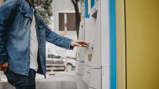 man at atm FZdeyhe.width .jpg