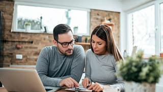 Couple paying bills eHcjloD.width .jpg