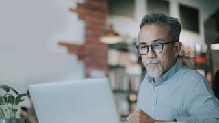 Older man sitting in coffee shop bOGmm.width .jpg