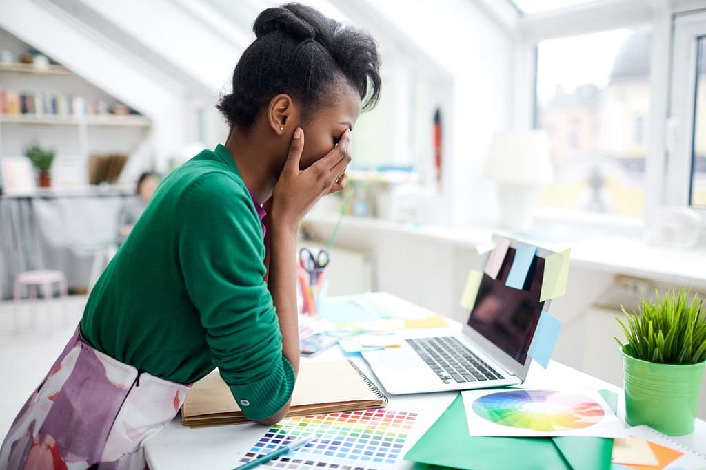 stressed young woman sitting at desk in front.width XQyxeQY.jpg