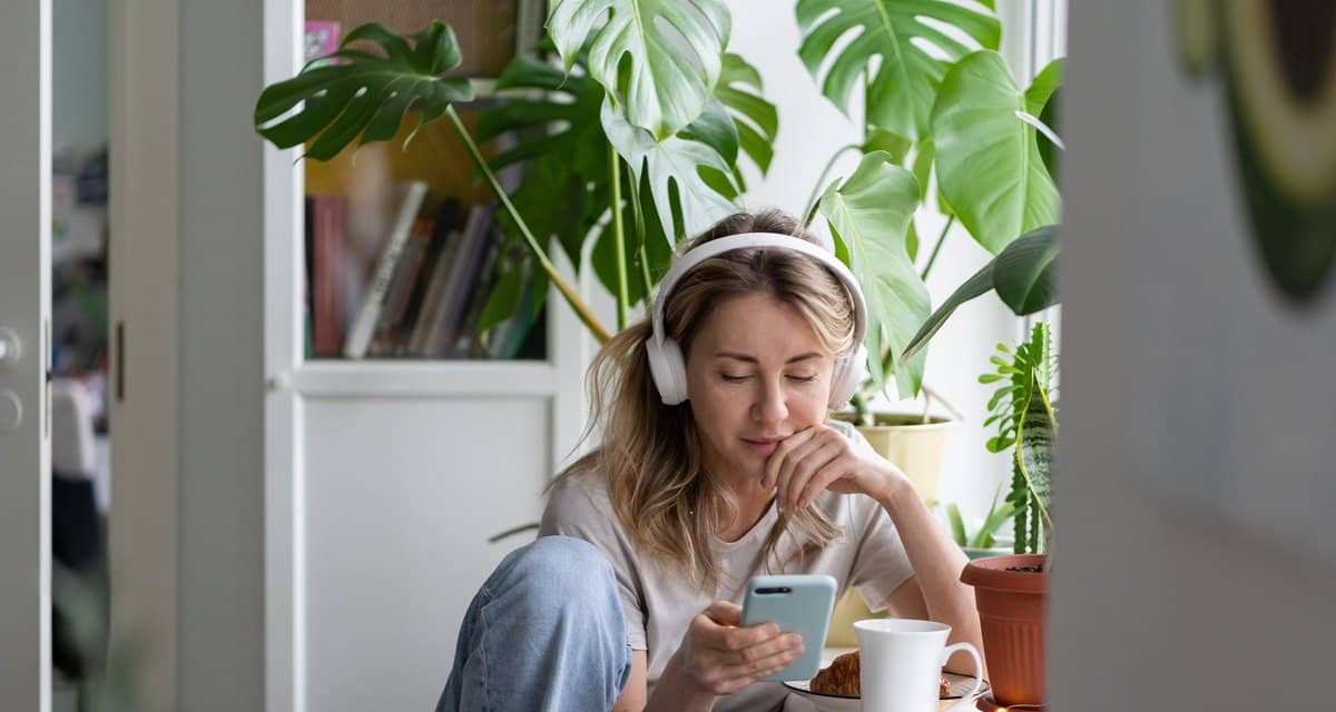 Young woman listening to podcast on her headp.width pSMxhS