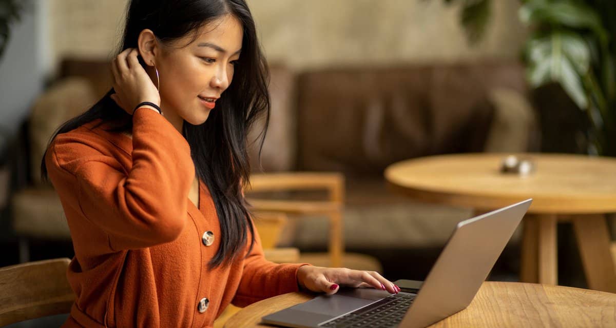 Young woman using her laptop lHMivv.width