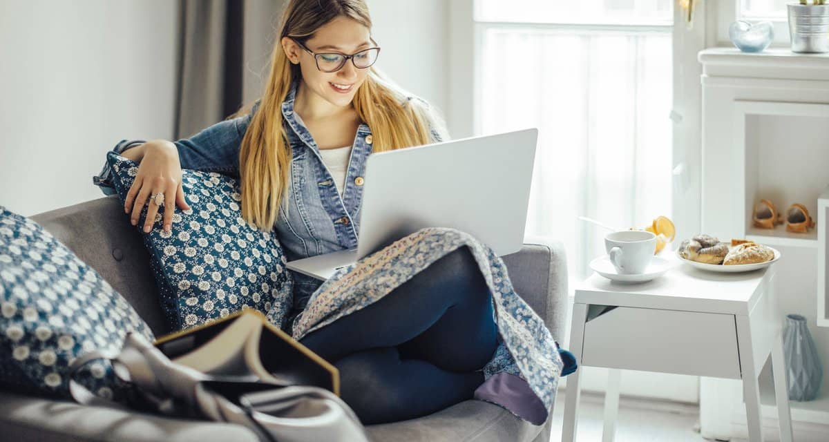 Young woman using laptop on the couch. KUYgdG.width .jpg