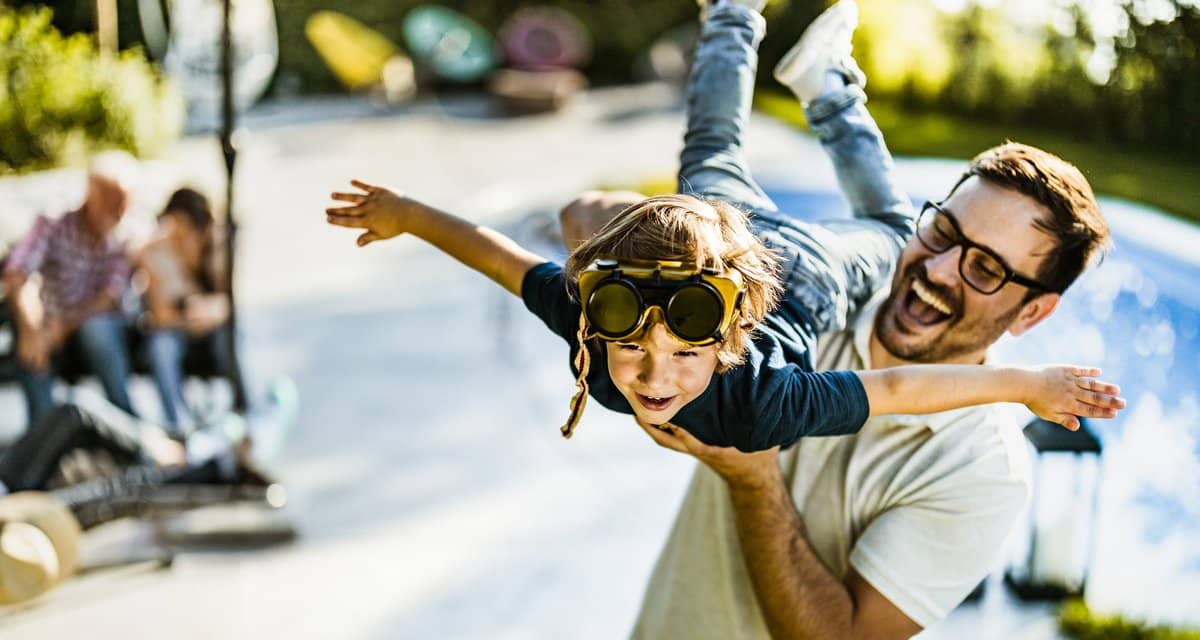dad holding son in air FBKHHl.width .jpg