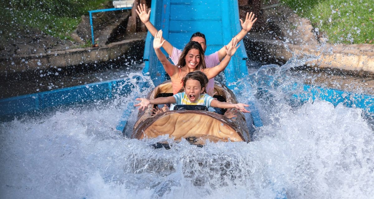 people on water log ride omSfrdx.width .jpg