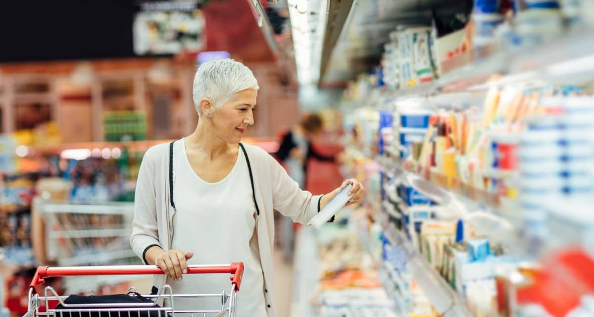 person grocery shopping OwDMNEf.width .jpg