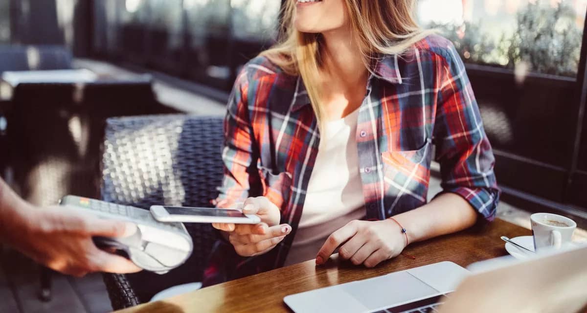 Customer paying in restaurant with mobile pay.width ngYYV.jpg