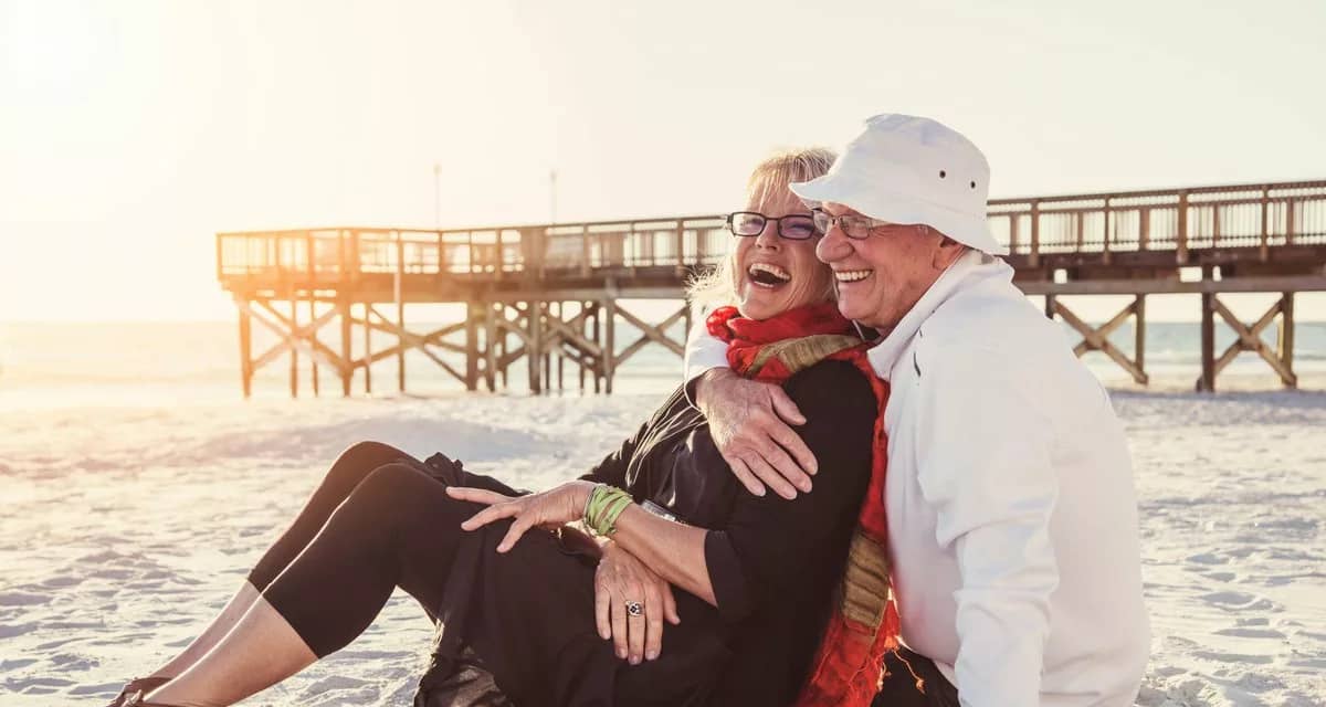 Senior couple embracing on the beach. QTxQl.width .jpg
