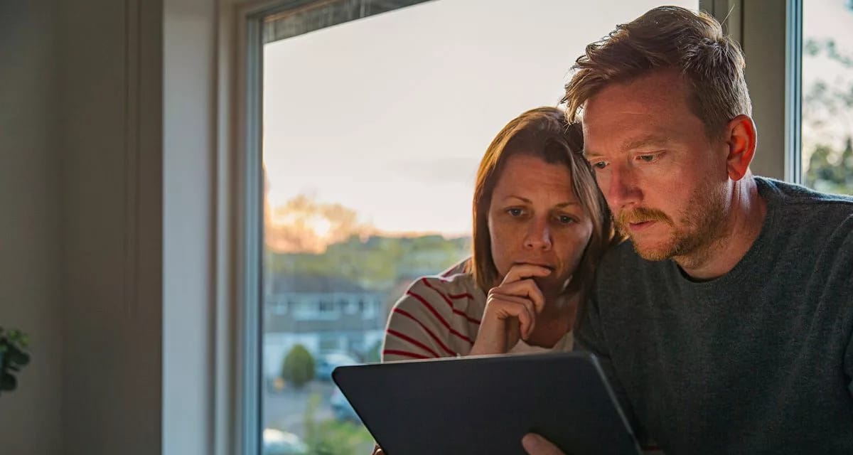 Worried looking couple looking at a tablet to.width omrJse.jpg