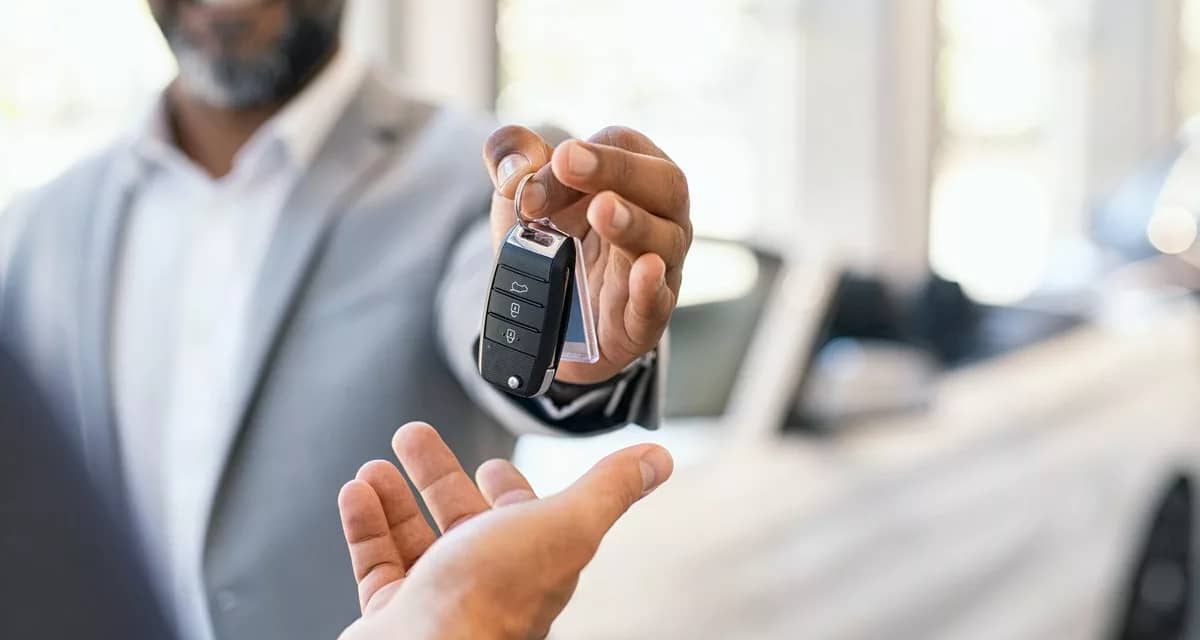 Man handing new car keys nMxIUEK.width .jpg