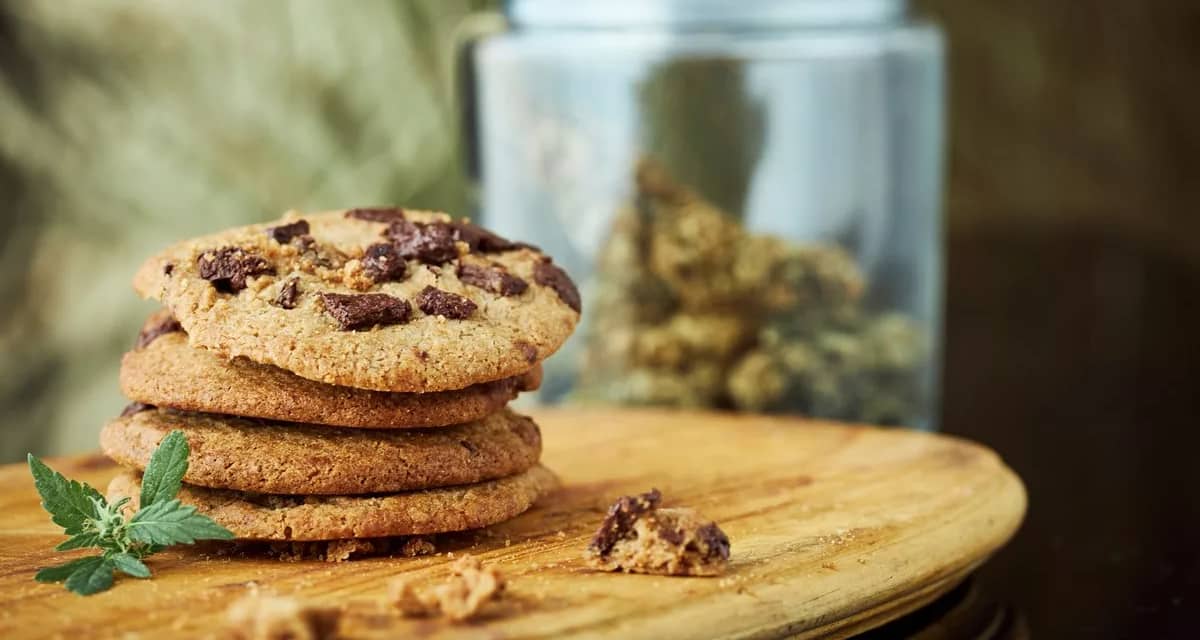 cookies on plate qDxUuee.width .jpg