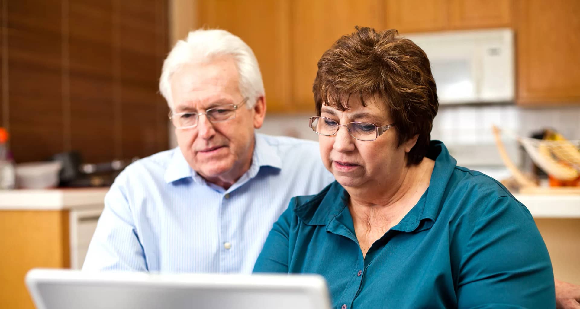 senior couple serious at laptop gettyimages .jpg