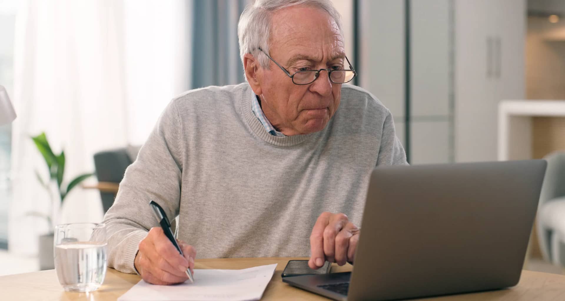 older man laptop frowning gettyimages .jpg