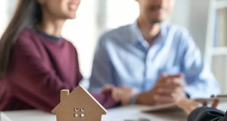 couple and small house skkRcg.width .jpg