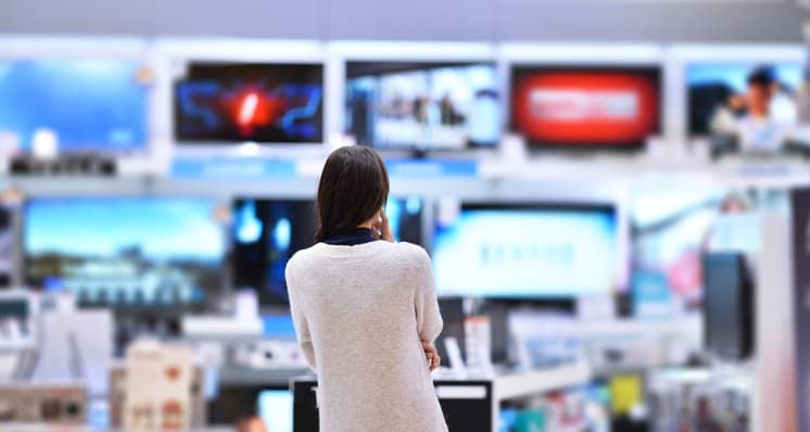 woman in electronics store.width ROJyvCO.jpg