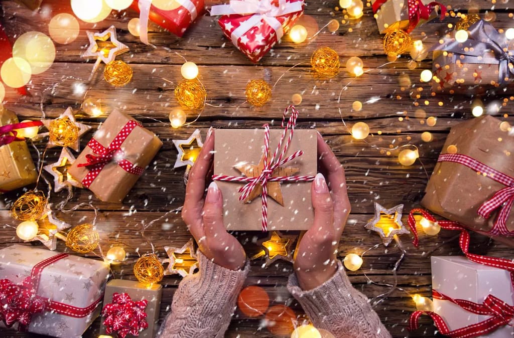 Woman holding wrapped gift YvsdKw.width .jpg
