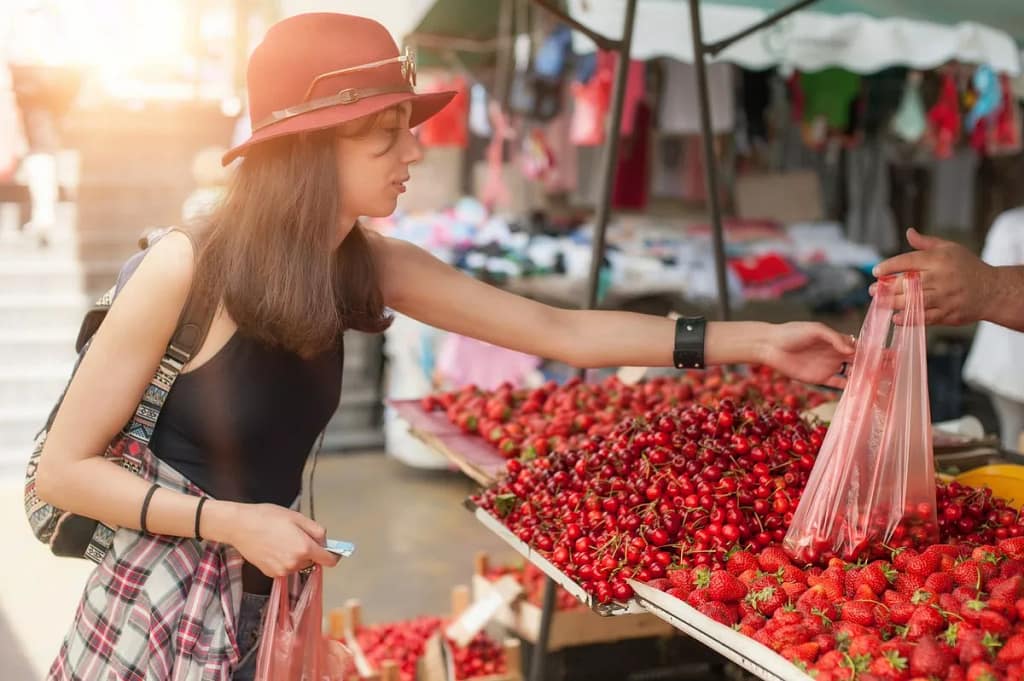 Young woman shopping farmers market jAjLon.width .jpg