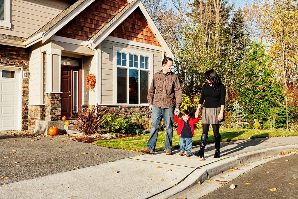 parents and child walking outside house lzHs.width .jpg