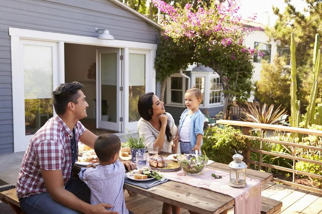 Happy family in backyard FFqFxYU.width .jpg