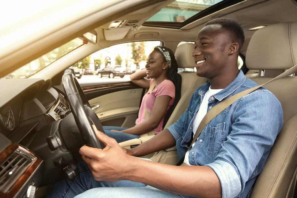 Smiling couple in car MvvKTla.width .jpg