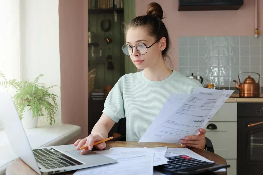 woman at computer budgeting lHnxR.width .jpg