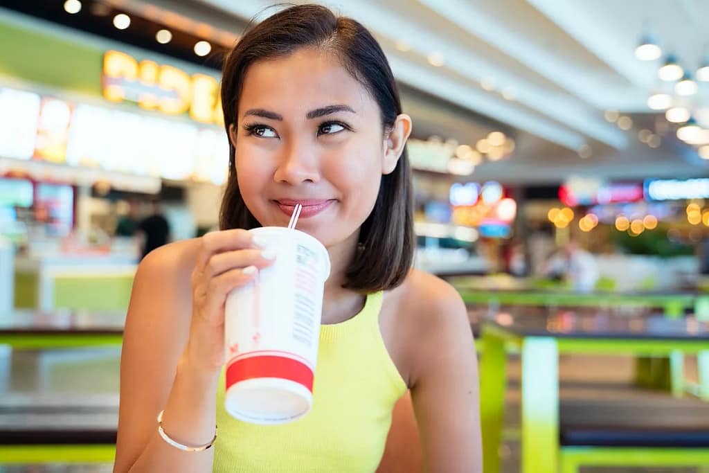 woman in mall food court xCNCw.width .jpg
