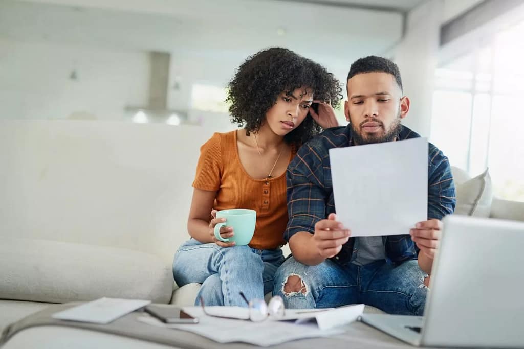 couple reading bills Vpqlmjz.width .jpg