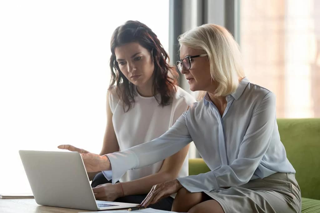 woman financial advisor with client PSEUV.width GuiJPP.jpg