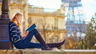 Woman reading book in Paris lxLNTg.width .jpg