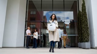 Womn leaving the office with her belongings i.width uDfjEt.jpg
