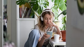 Young woman listening to podcast on her headp.width pSMxhS