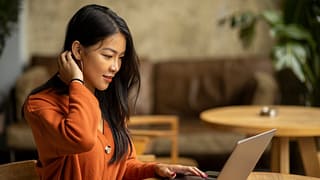 Young woman using her laptop lHMivv.width