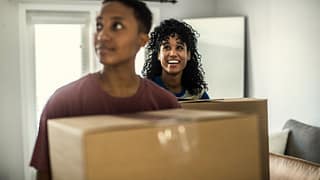 couple carrying moving boxes aOhHD.width .jpg