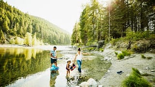 parents with young kids in river OdmTyp.width .jpg