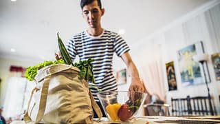 person unpacking groceries HuNtCt.width