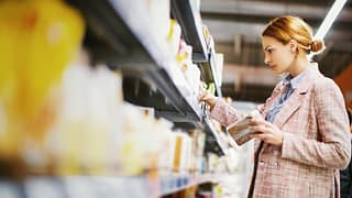 woman grocery shopping qKRhTA.width