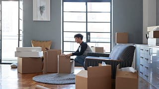 woman packing moving boxes CJlvYL EQbXY.width .jpg
