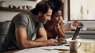 CoupleStudyingLaptop vMuRvN.width .jpg