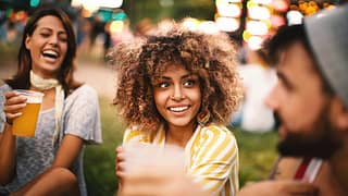 Friends drinking beer at summer concert uDFg.width .jpg