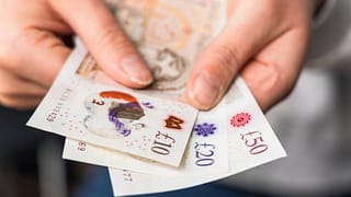 Hands holding British bank notes pounds GTVz.width .jpg