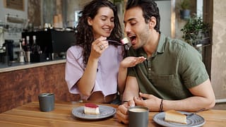 couple eating cheesecake zREeJV.width .jpg