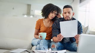couple reading bills MtbYYmi.width .jpg