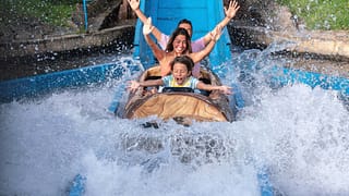 people on water log ride omSfrdx.width .jpg