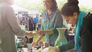 people shopping at yard sale AxtmIUd.width .jpg
